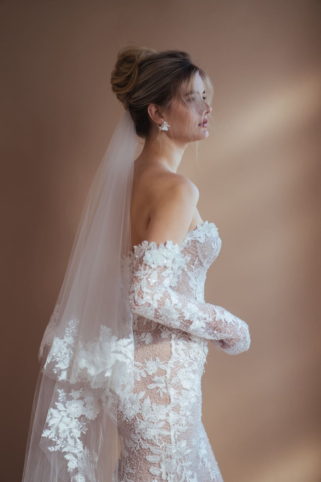 Ash Blonde High Bun With Face-Framing Tendrils Ash Blonde High Bun With Face-Framing Tendrils — Simple Hairstyles with Veil