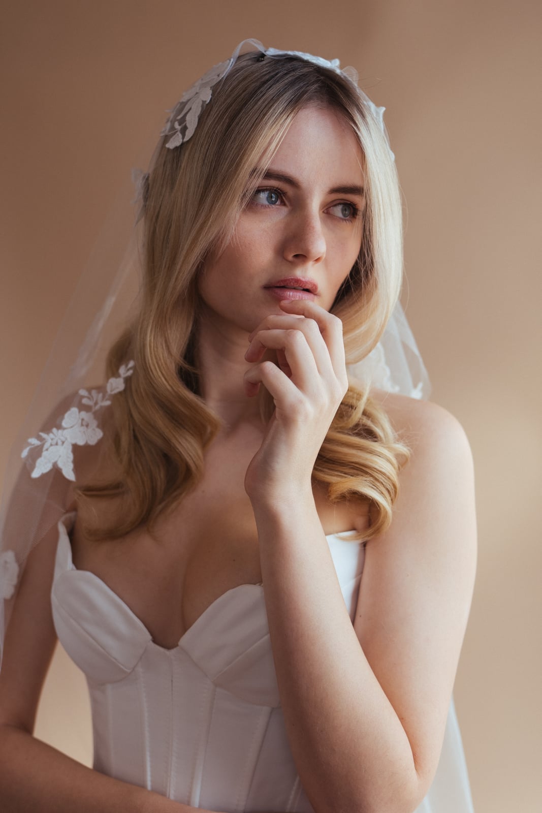 Collarbone Ash Blonde Layers With Waves Collarbone Ash Blonde Layers With Waves — Simple Hairstyles with Veil