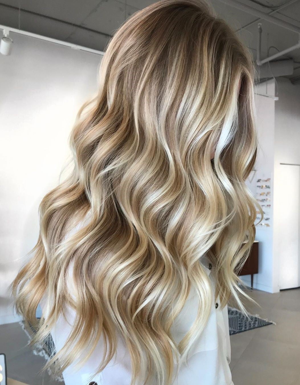 Collarbone Waves With Ash And Beige Blonde Highlights Collarbone Waves With Ash And Beige Blonde Highlights — Simple Highlights