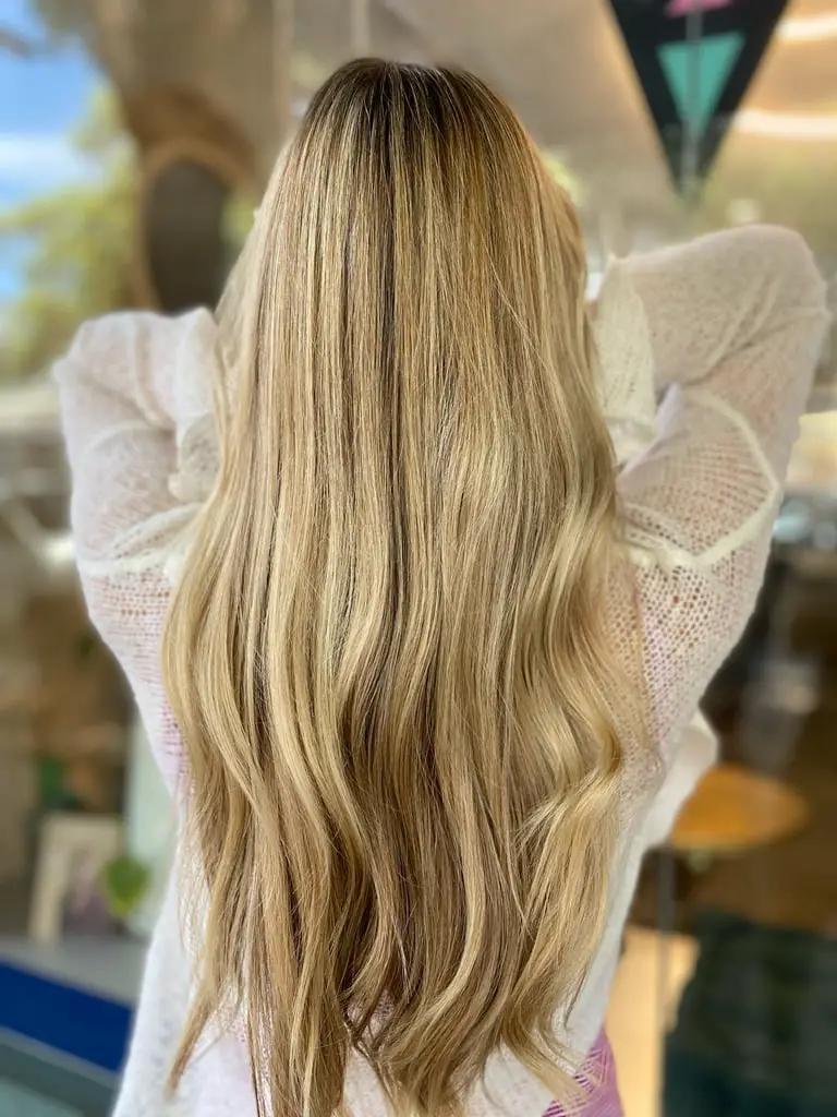 Mid-Back Blonde With Lighter Blonde Highlights Mid-Back Blonde With Lighter Blonde Highlights — Simple Highlights