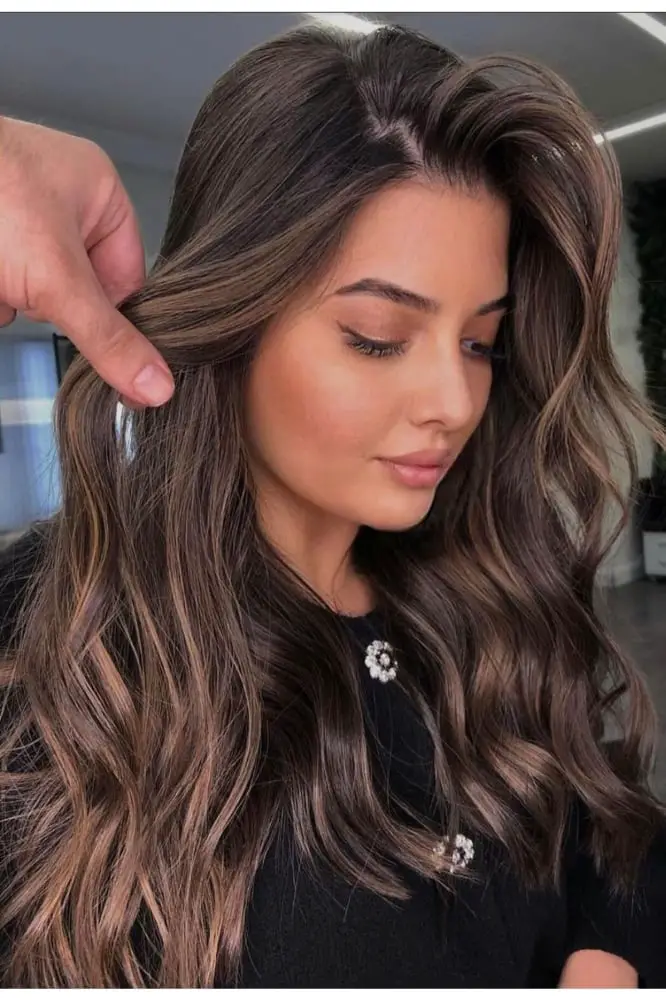 Mid-Back Wavy Blowout With Caramel Highlights Mid-Back Wavy Blowout With Caramel Highlights — Simple Highlights
