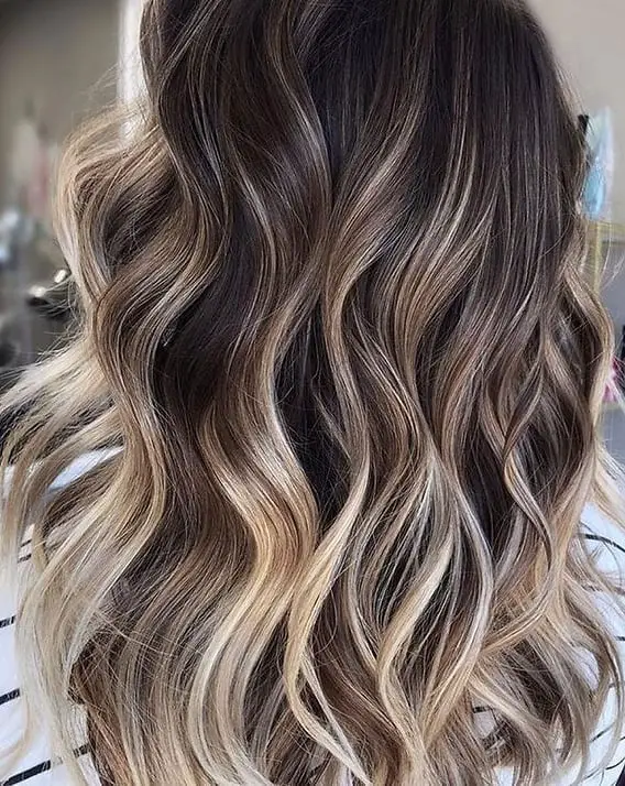 Collarbone Waves With Blonde And Caramel Highlights and Wavy Blowout Collarbone Waves With Blonde And Caramel Highlights and Wavy Blowout — Simple Highlights