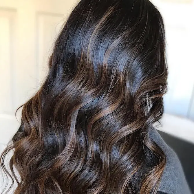 Mid-Back Waves With Subtle Caramel Highlights, Layers Mid-Back Waves With Subtle Caramel Highlights, Layers — Simple Highlights