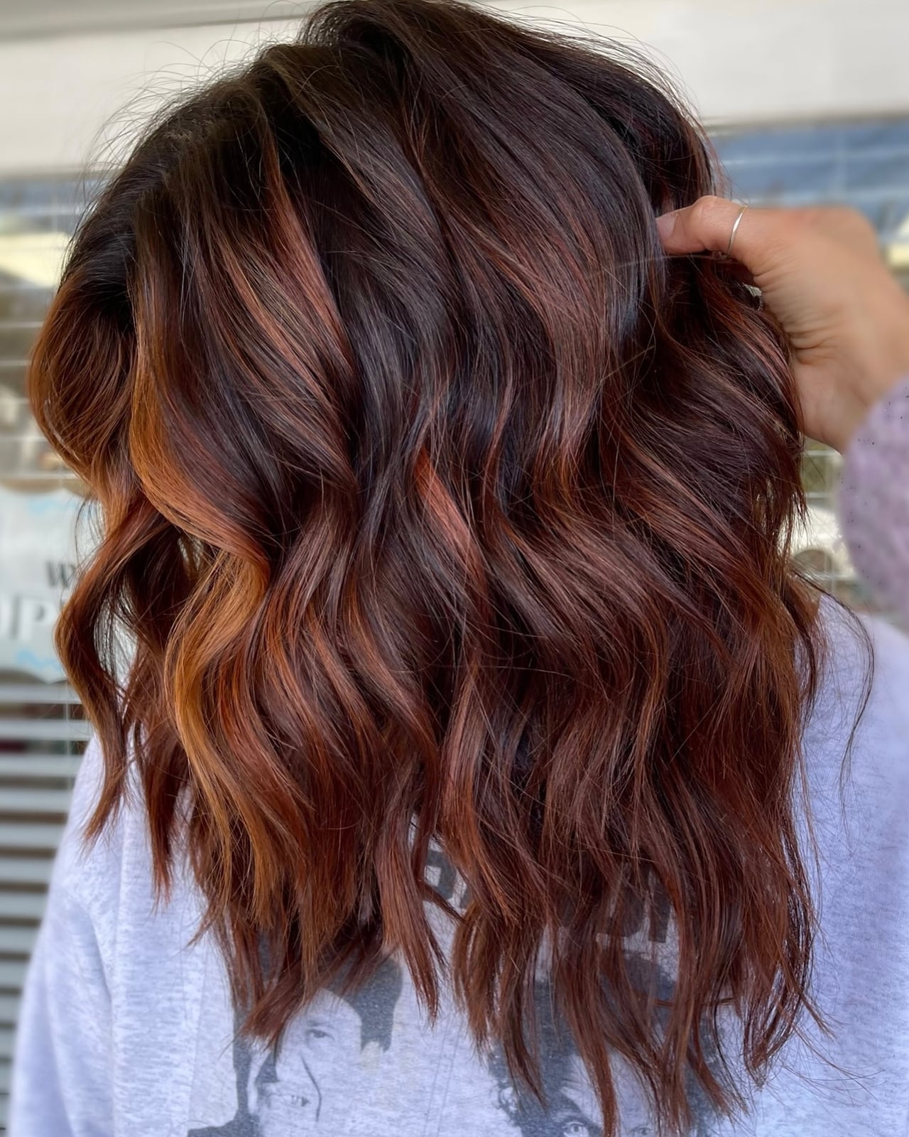 Collarbone Lob With Copper And Blonde Highlights, Close-Up Take Collarbone Lob With Copper And Blonde Highlights, Close-Up Take — Simple Highlights