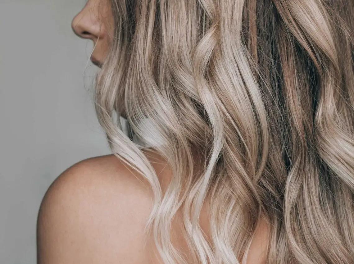 Collarbone Blowout With Dimensional Highlights Collarbone Blowout With Dimensional Highlights — Simple Highlights