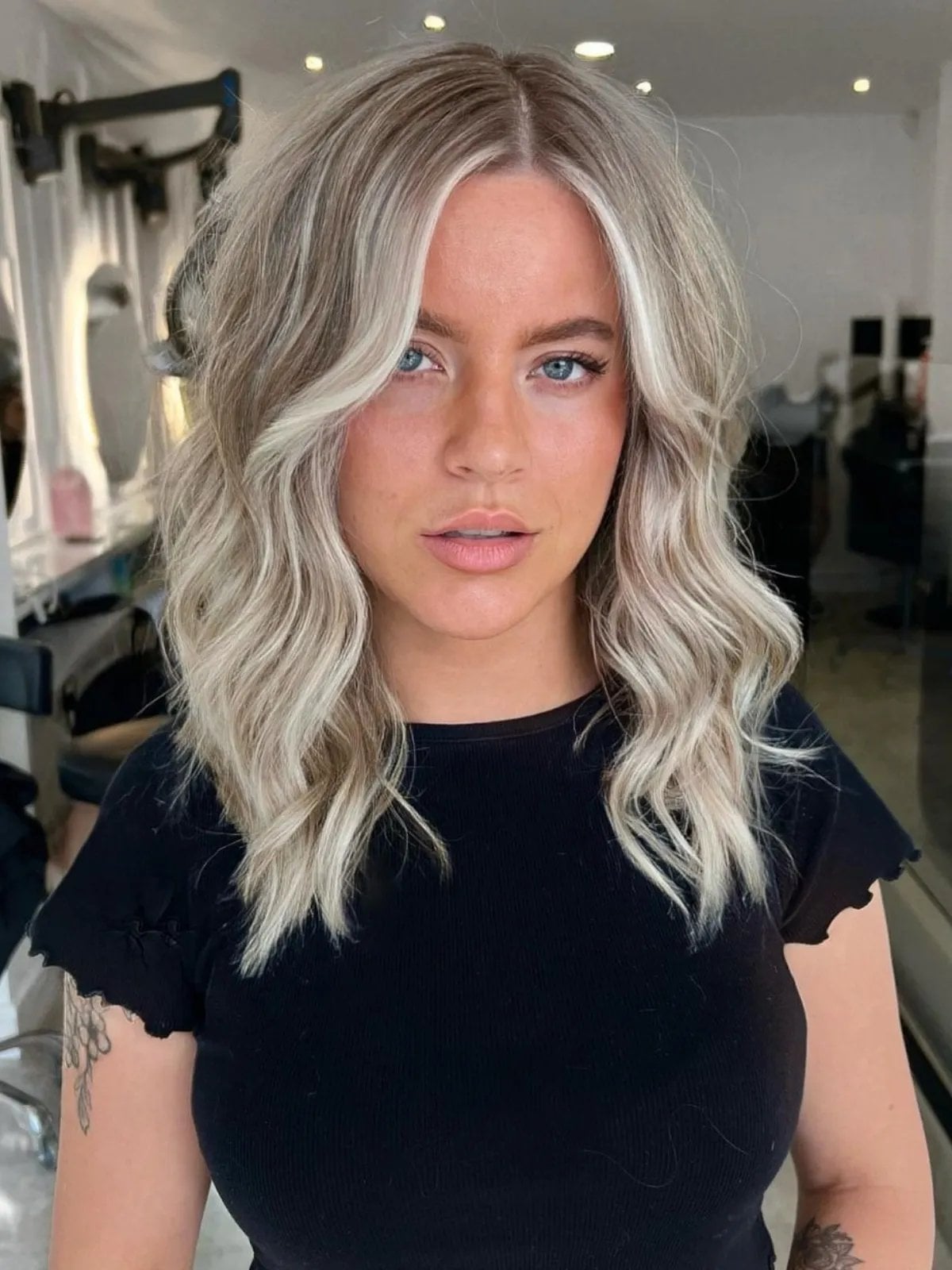 Ash Blonde Collarbone Lob Side Part, Close-Up Take — Simple Highlights on Blonde
