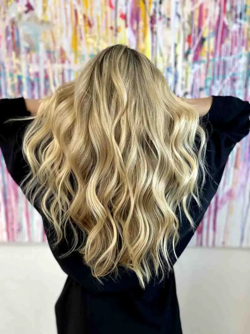 Long Wavy Ash Blonde With Highlights — Simple Highlights on Blonde