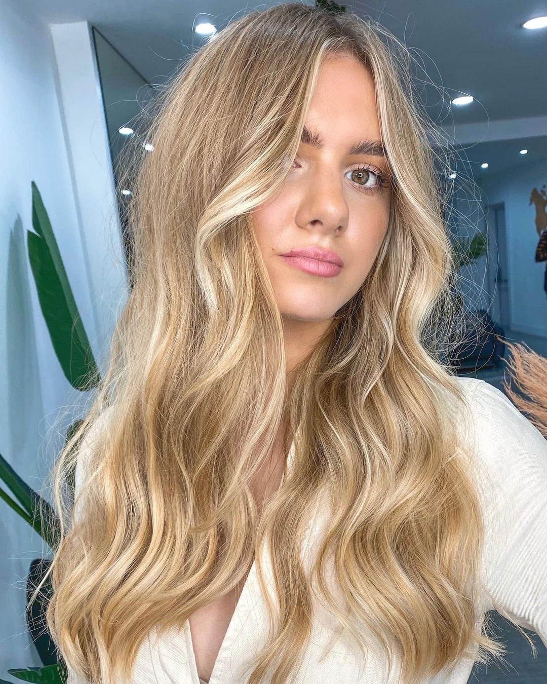 Mid-Back Waves With Face-Framing Layers — Simple Highlights on Blonde