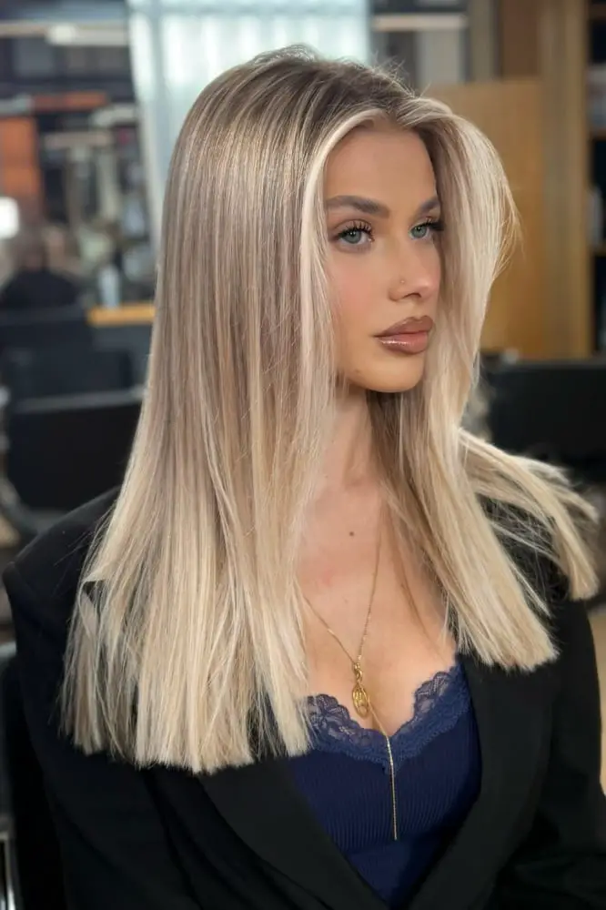 Collarbone Layers With Ash Blonde Highlights — Simple Highlights on Blonde