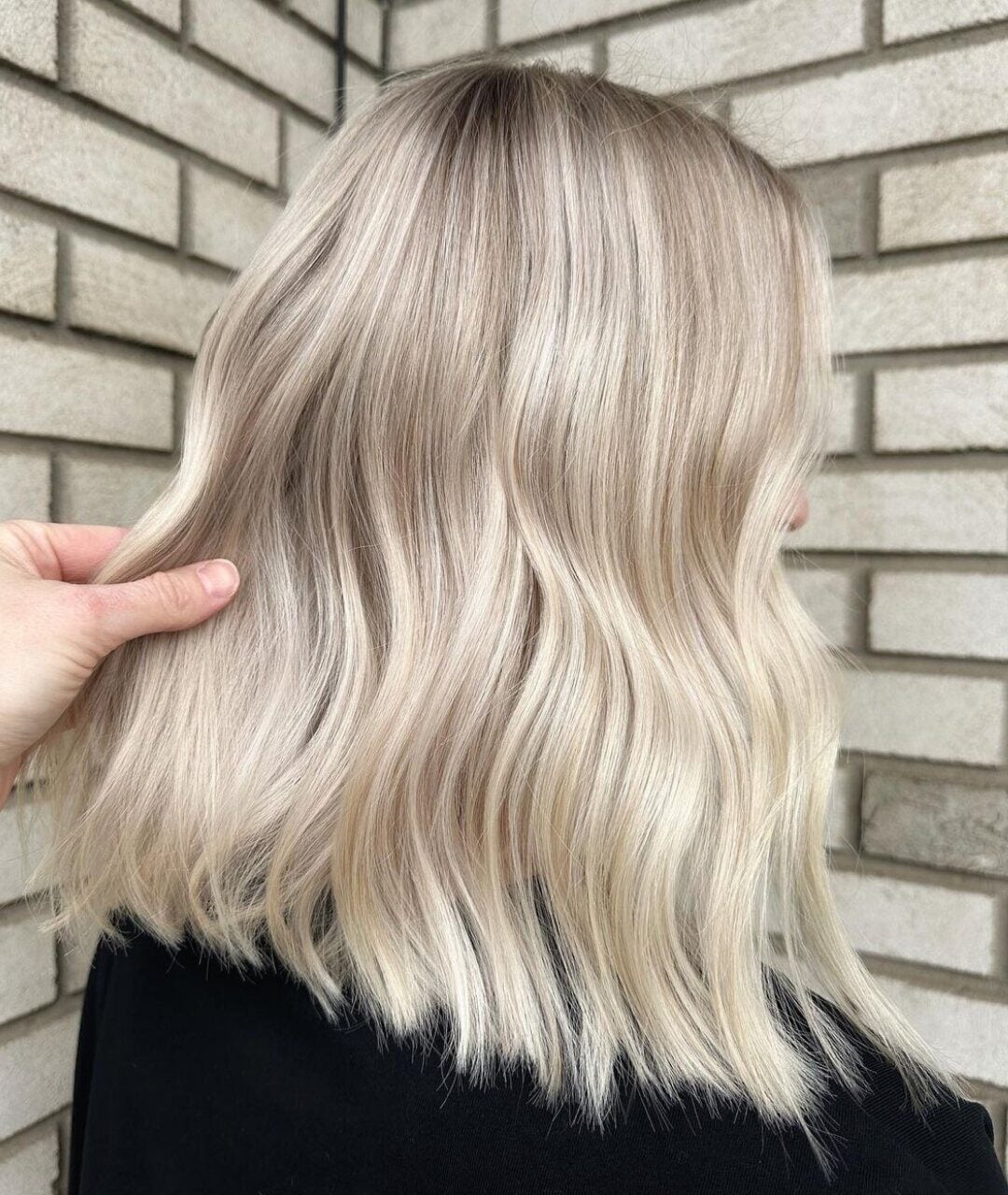 Collarbone Lob With Root Shadow — Simple Highlights on Blonde