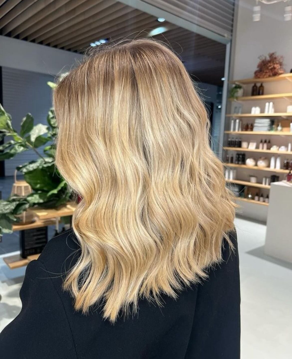 Collarbone Honey Blonde With Blonde Highlights Collarbone Honey Blonde With Blonde Highlights — Simple Highlights on Blonde Hair