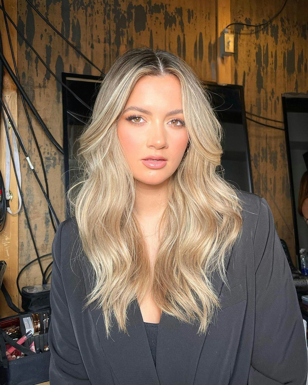 Collarbone Natural Blonde With Soft Waves Collarbone Natural Blonde With Soft Waves — Simple Highlights on Blonde Hair