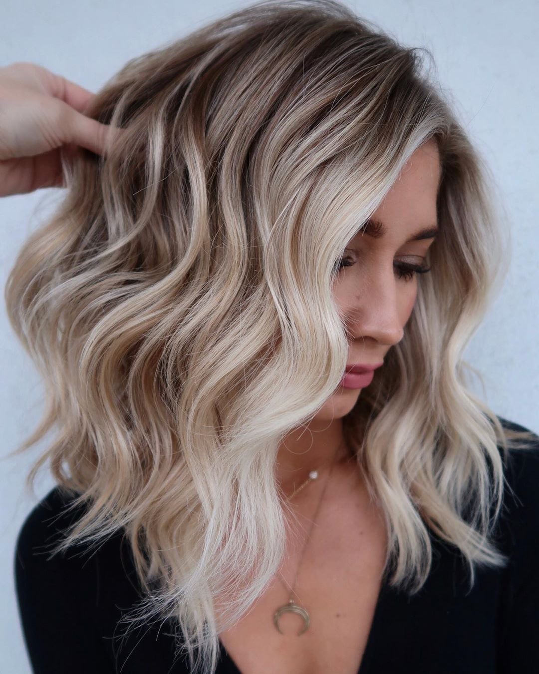 Collarbone Wavy Blonde With Dimensional Highlights Collarbone Wavy Blonde With Dimensional Highlights — Simple Highlights on Blonde Hair