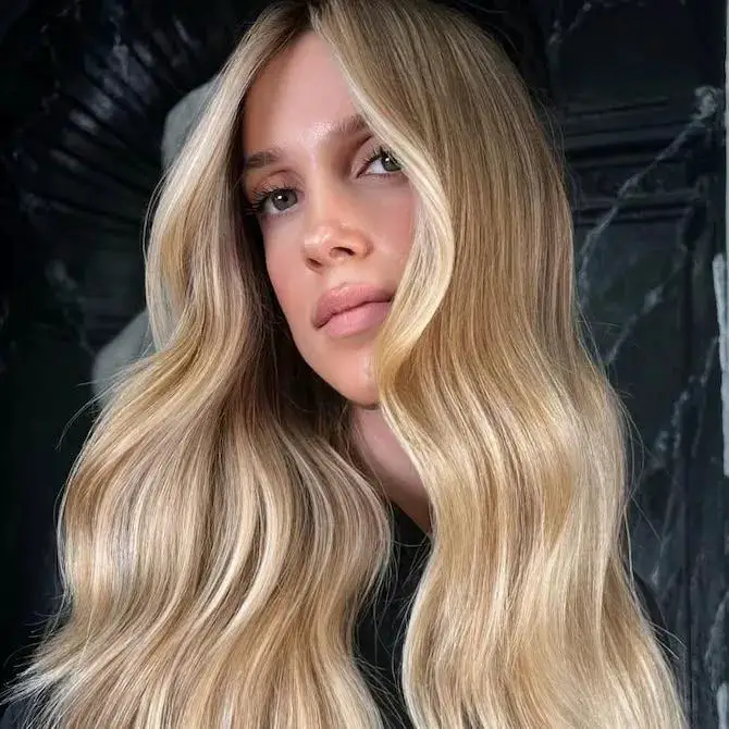 Collarbone Wavy Blonde With Golden Highlights Collarbone Wavy Blonde With Golden Highlights — Simple Highlights on Blonde Hair