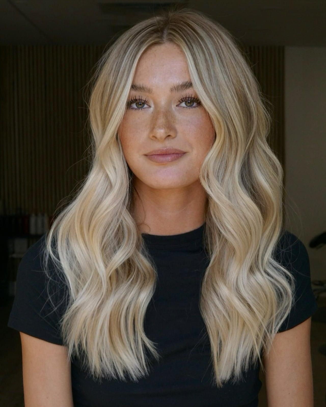 Collarbone Wavy Blonde With Face-Framing Layers Collarbone Wavy Blonde With Face-Framing Layers — Simple Highlights on Blonde Hair