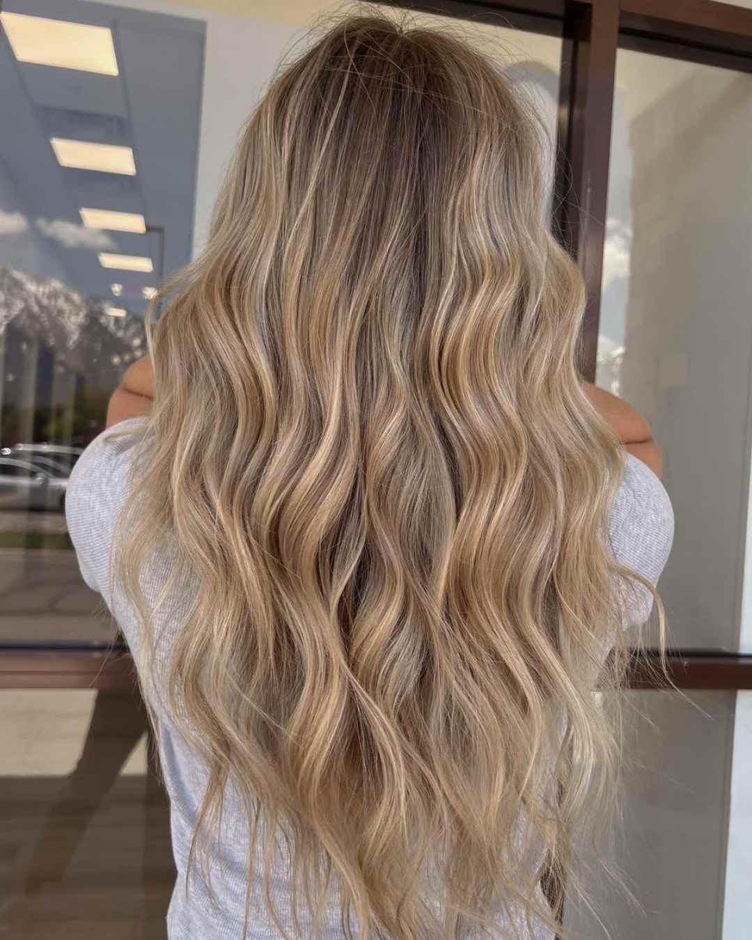 Mid-Back Wavy Blonde With Finely Blended Highlights Mid-Back Wavy Blonde With Finely Blended Highlights — Simple Highlights on Blonde Hair