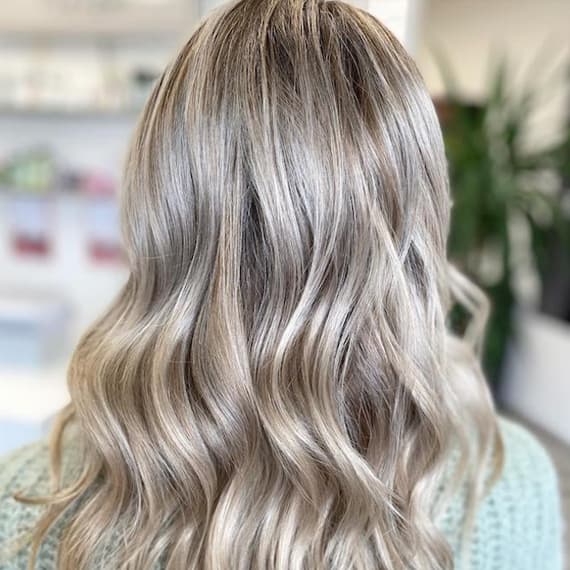 Collarbone Ash Blonde With Platinum Streaks and Wavy Fine Collarbone Ash Blonde With Platinum Streaks and Wavy Fine — Simple Highlights on Blonde Hair