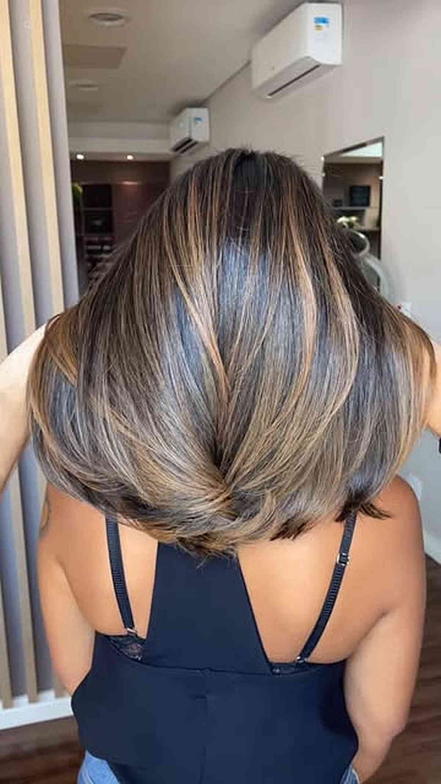 Mid-Back Dark With Contrast Blonde Highlights, Layers Mid-Back Dark With Contrast Blonde Highlights, Layers — Simple Highlights on Dark Hair