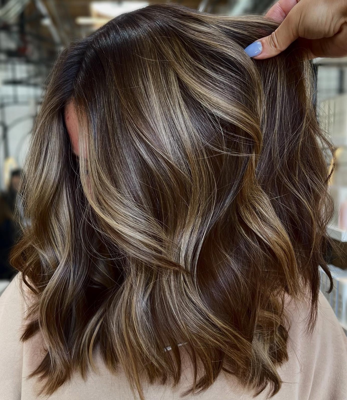 Collarbone Dark Brown With Face-Framing Layers, Wavy Collarbone Dark Brown With Face-Framing Layers, Wavy — Simple Highlights on Dark Hair