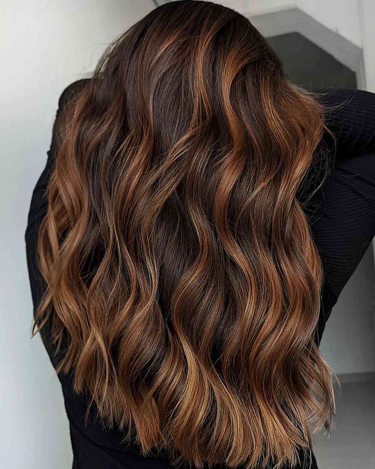 Mid-Back With Warm Caramel Highlights, Wavy Mid-Back With Warm Caramel Highlights, Wavy — Simple Highlights on Dark Hair