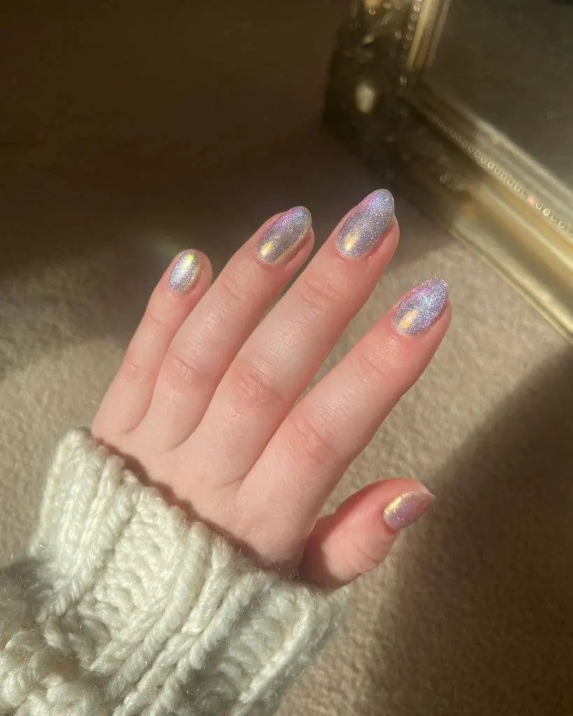 Short Oval and Almond Holographic Glitter Nails Short Oval and Almond Holographic Glitter Nails — Simple Holographic Nails