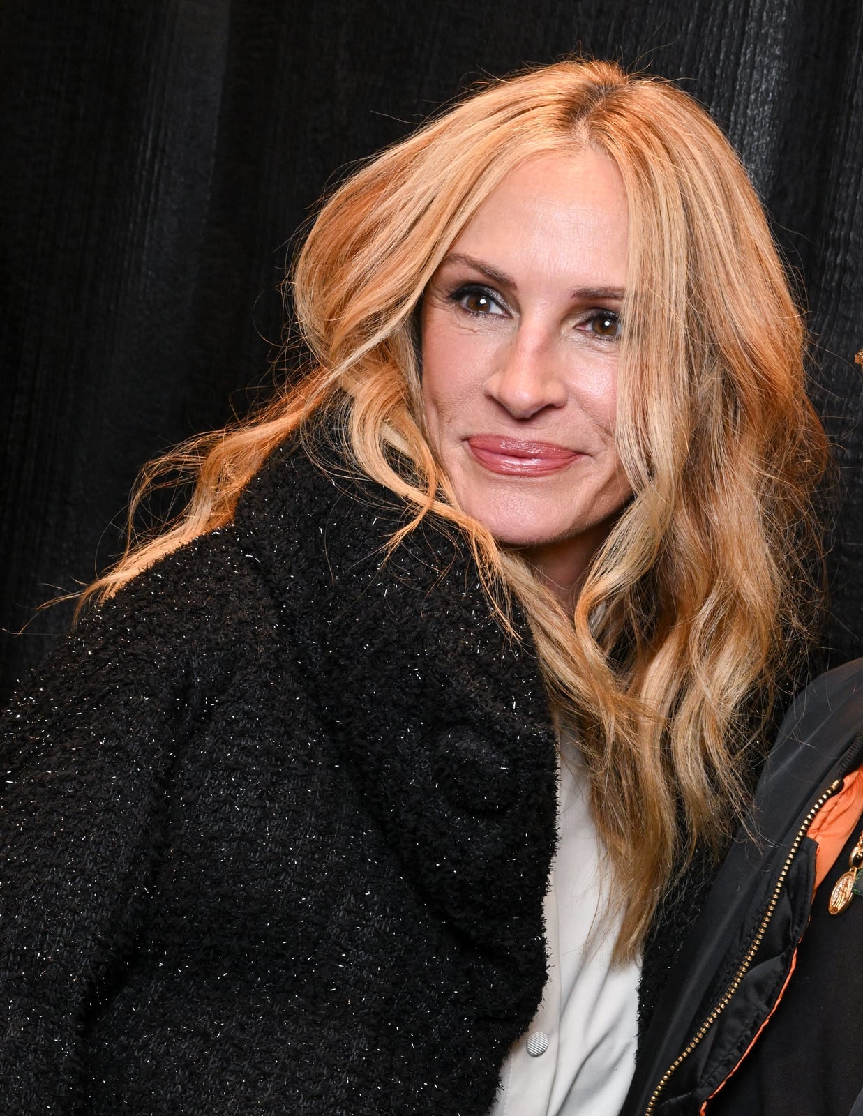 Mid-Back Honey Blonde With Face-Framing Layers, Close-Up Take — Simple Honey Blonde