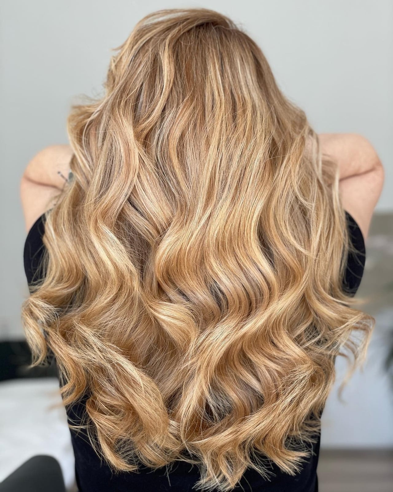 Mid-Back Blonde With Dimensional Honey Highlights, Wavy Mid-Back Blonde With Dimensional Honey Highlights, Wavy — Simple Honey Highlights
