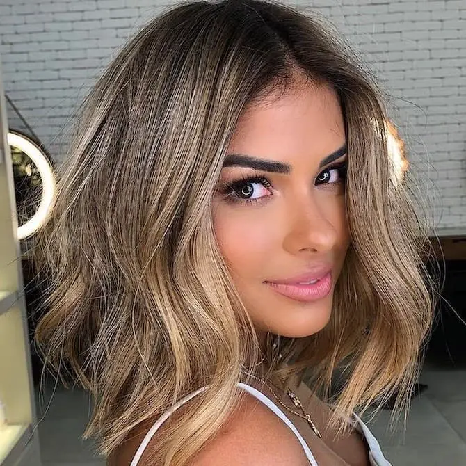 Chin Length Lob With Subtle Honey Highlights and Styled In Loose Waves Chin Length Lob With Subtle Honey Highlights and Styled In Loose Waves — Simple Honey Highlights