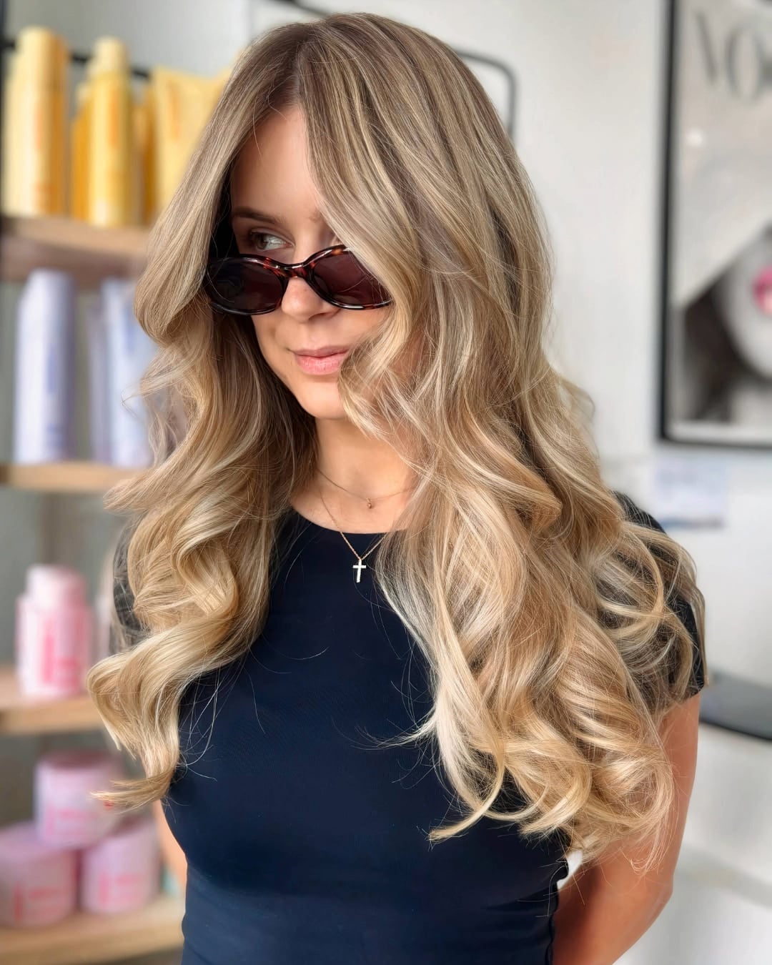 Collarbone Hair With Honey Highlights And Curtain Bangs, Close-Up Take Collarbone Hair With Honey Highlights And Curtain Bangs, Close-Up Take — Simple Honey Highlights