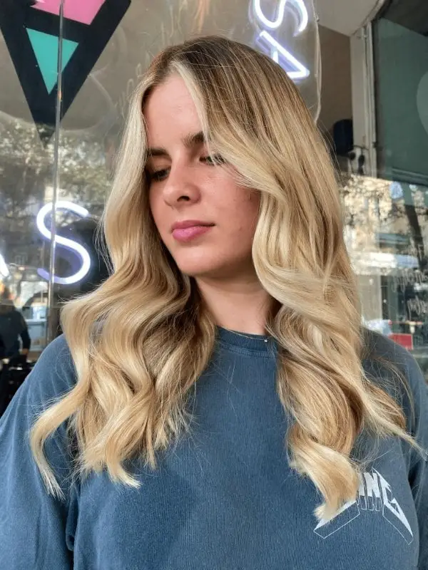 Blonde Lob With Honey Highlights And Curtain Bangs Blonde Lob With Honey Highlights And Curtain Bangs — Simple Honey Highlights