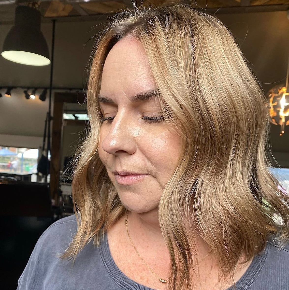 Collarbone Blonde Lob With Honey Highlights Collarbone Blonde Lob With Honey Highlights — Simple Honey Highlights
