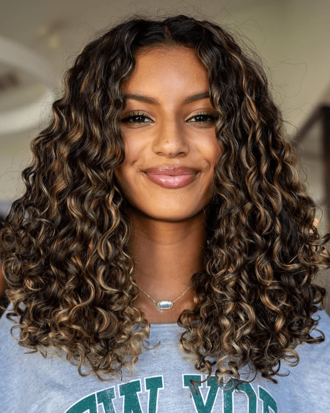 Shoulder Length Curly Hair Dark Brown With Honey Highlights Shoulder Length Curly Hair Dark Brown With Honey Highlights — Simple Honey Highlights