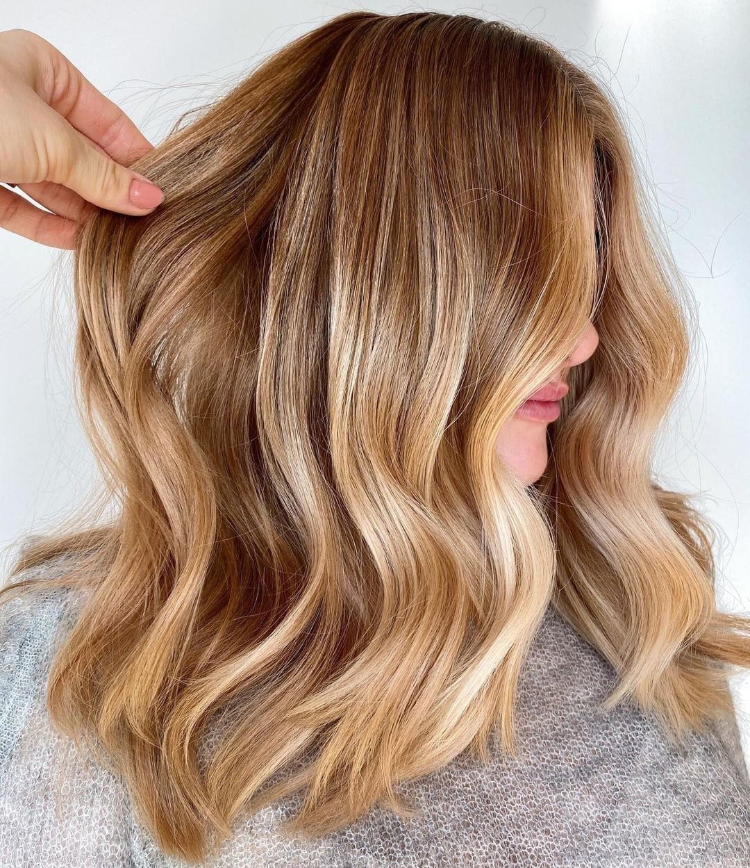 Mid-Back Honey Blonde Base With Lighter Highlights Mid-Back Honey Blonde Base With Lighter Highlights — Simple Honey Highlights