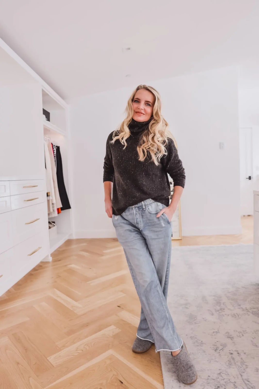 Speckled Turtleneck and Baggy Jeans for Cozy Home, Close-Up Take — Simple House Outfit Ideas