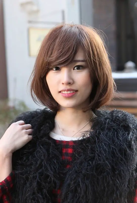Brown Collarbone Bob With Side-Swept Fringe — Simple Japanese Hair