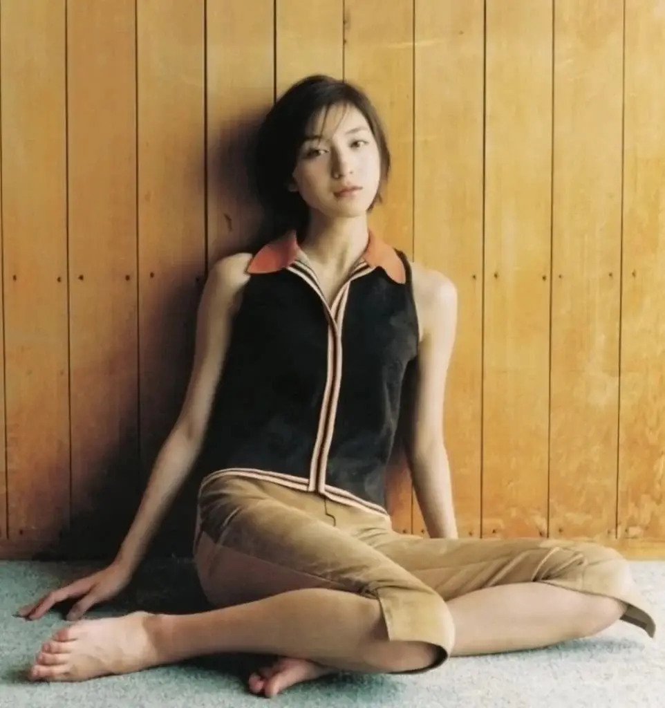 Collarbone Layers With Curtain Bangs, Close-Up Take — Simple Japanese Hair