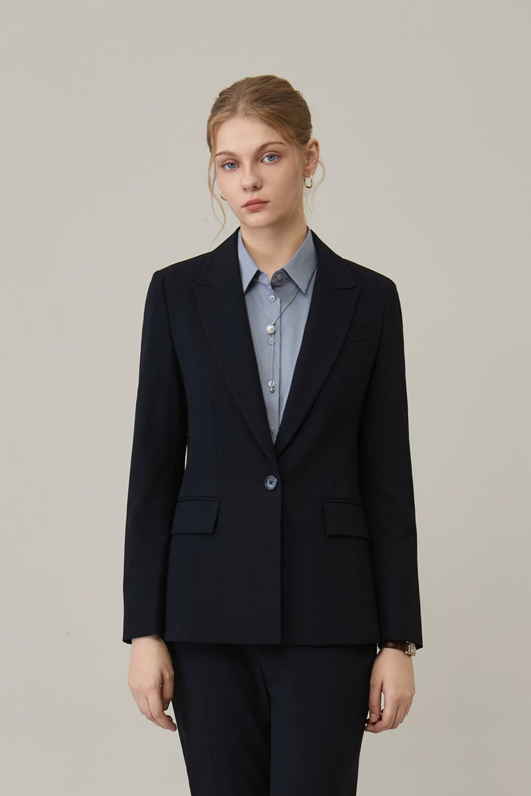 Navy Blue Suit with Light Blue Collared Shirt Navy Blue Suit with Light Blue Collared Shirt — Simple Job Interview Outfits