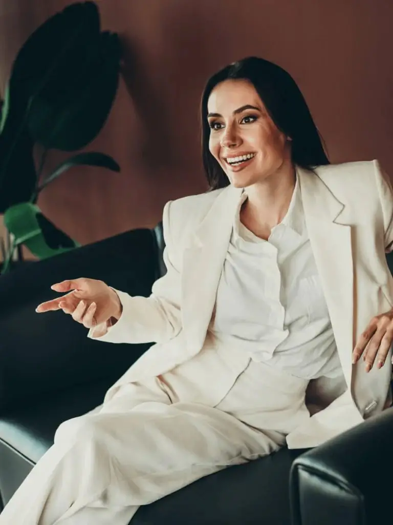 Black Oversized Blazer with Matching Straight-Leg Trousers and White Black Oversized Blazer with Matching Straight-Leg Trousers and White — Simple Job Interview Outfits
