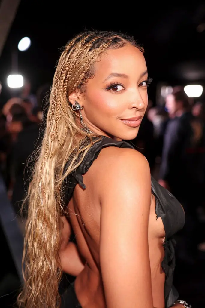 Mid-Back Knotless Braids With Wavy Ends Mid-Back Knotless Braids With Wavy Ends — Simple Knotless Box Braids