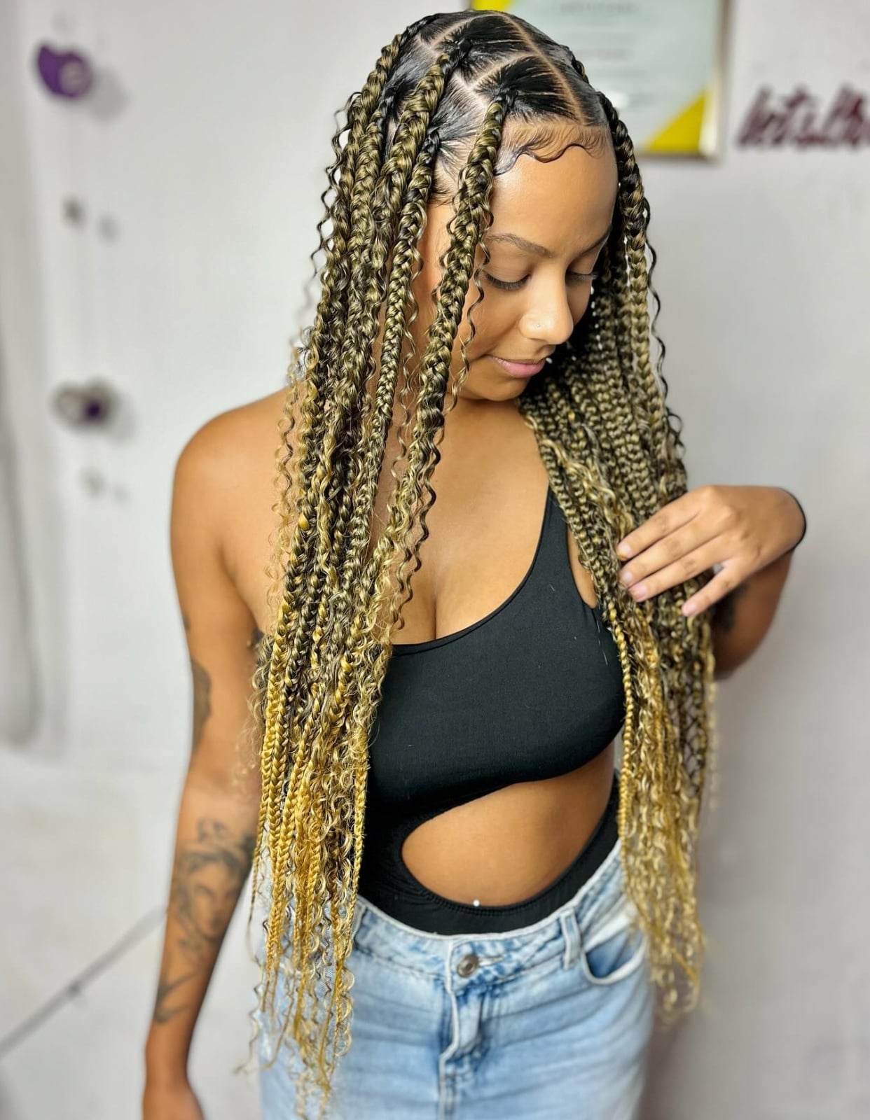 Two-Tone Braids With Curly Textures Two-Tone Braids With Curly Textures — Simple Large Knotless Braids