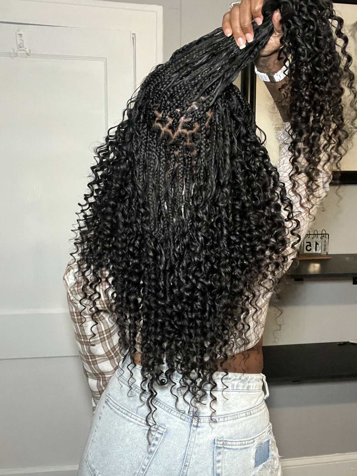 Black Braids With Blonde Highlights And Voluminous Curls Black Braids With Blonde Highlights And Voluminous Curls — Simple Large Knotless Braids