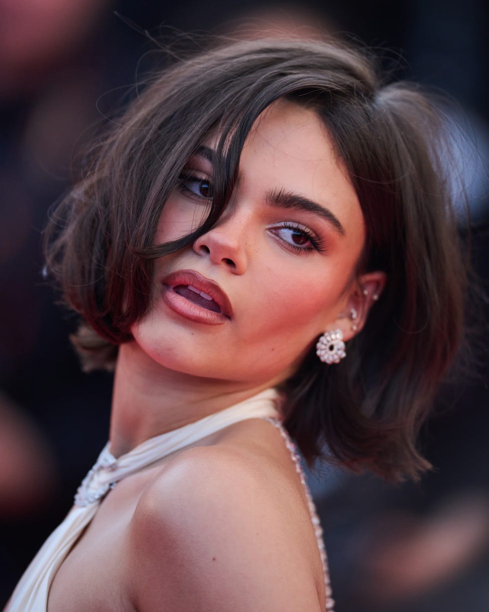 Chin Bob With Face-Framing Layers And Flick — Simple Layer Bob