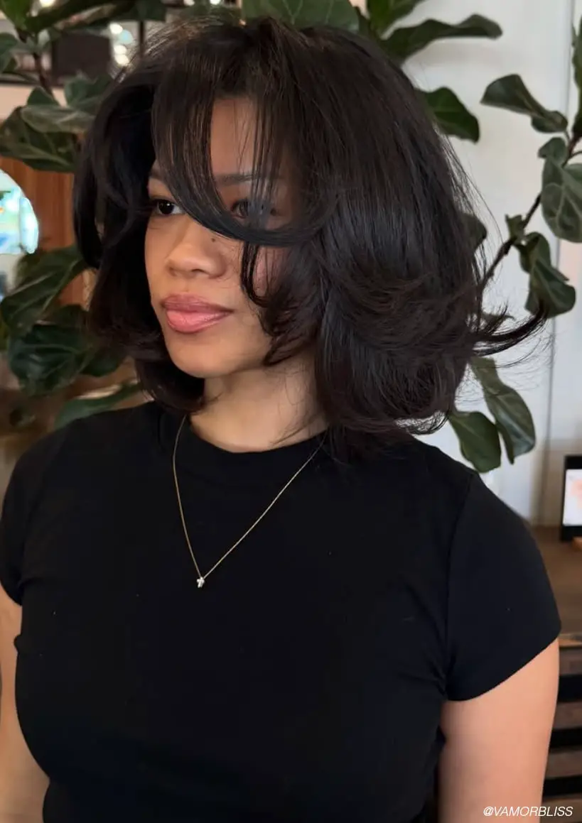 Chin Bob With Voluminous Layers And Curtain Bangs — Simple Layer Bob