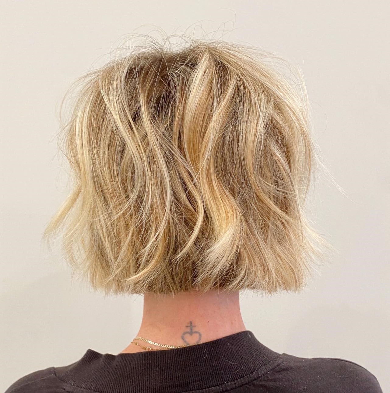 Textured Chin Bob With Middle Part — Simple Layer Bob