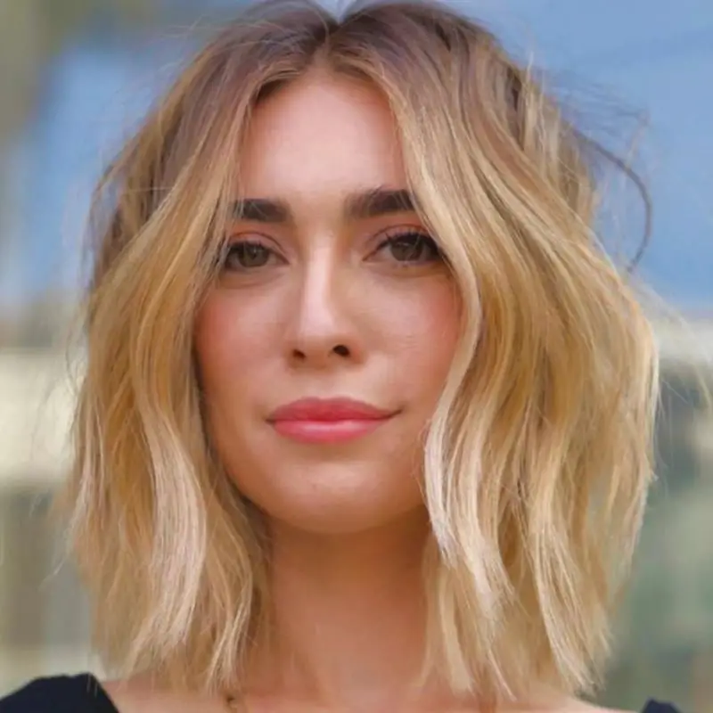 Collarbone Bob With Blonde Balayage And Curtain Bangs Collarbone Bob With Blonde Balayage And Curtain Bangs — Simple Layered Bob Hairstyles