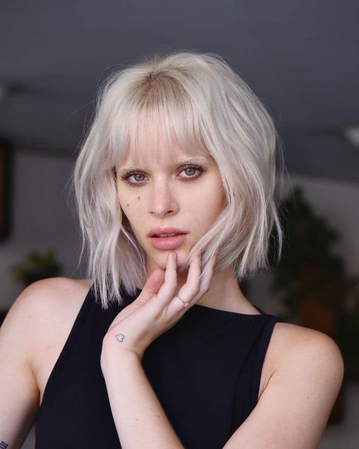 Collarbone Bob With Textured Ash Blonde Collarbone Bob With Textured Ash Blonde — Simple Layered Bob Hairstyles