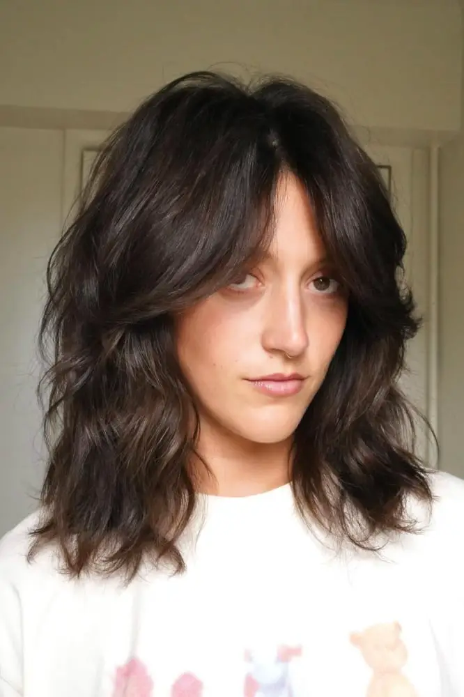 Collarbone Layers With Curtain Bangs And Dark Brown Collarbone Layers With Curtain Bangs And Dark Brown — Simple Layered Haircuts for Medium Hair