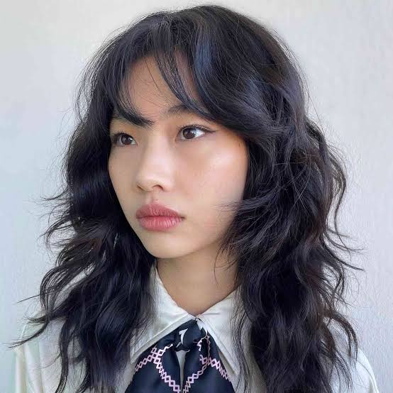 Shoulder Length Layers With Caramel Highlights Shoulder Length Layers With Caramel Highlights — Simple Layered Haircuts for Medium Hair
