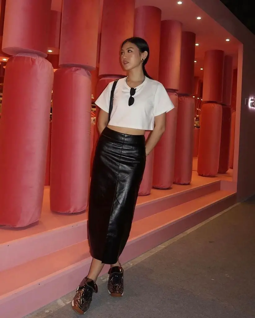 Black Leather Midi Skirt With White Cropped T-Shirt And Sneakers Black Leather Midi Skirt With White Cropped T-Shirt And Sneakers — Simple Leather Skirt Outfits