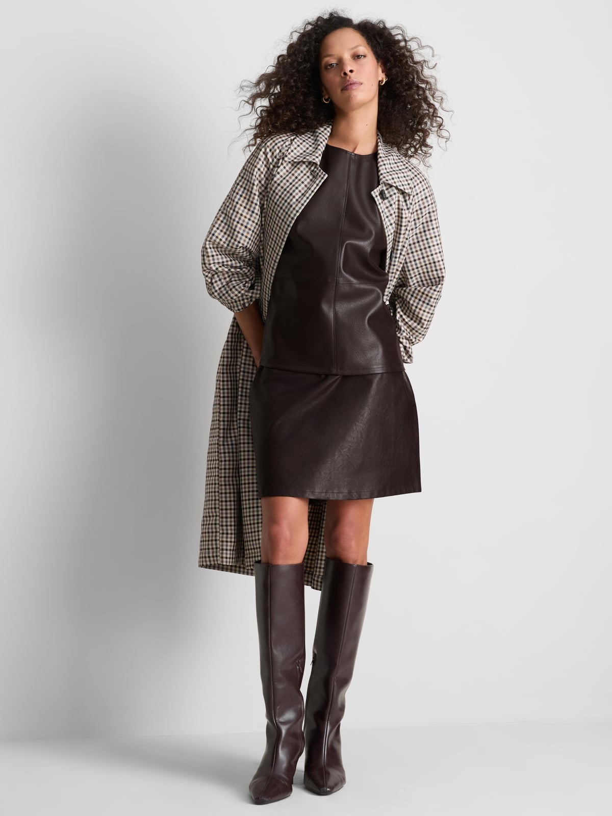 Faux Leather Mini Skirt With Checked Trench Coat And Knee-High Boots Faux Leather Mini Skirt With Checked Trench Coat And Knee-High Boots — Simple Leather Skirt Outfits
